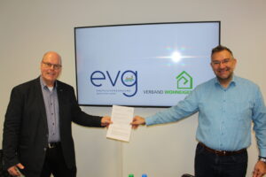 Auf dem Bild Roland Brönner und Klaus Büttner vor dem neuen Logo der Energieversorgung Gemünden.